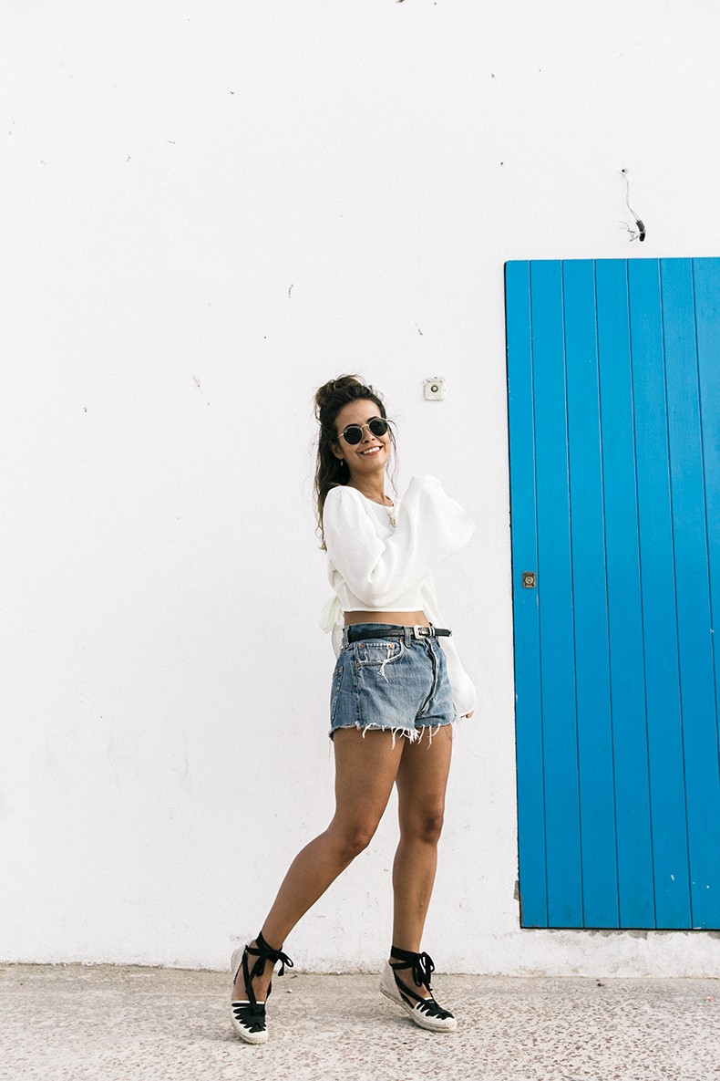 Levis Vintage Shorts Denim Open Back Top Castaner Espadrilles Outfit Formentera Summer Look 4 790x1185