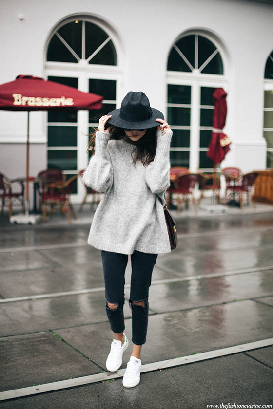 HM trend grey mohair oversized sweater Asos ripped knee mom jeans Stan Smith sneakers effortless winter outfit 1