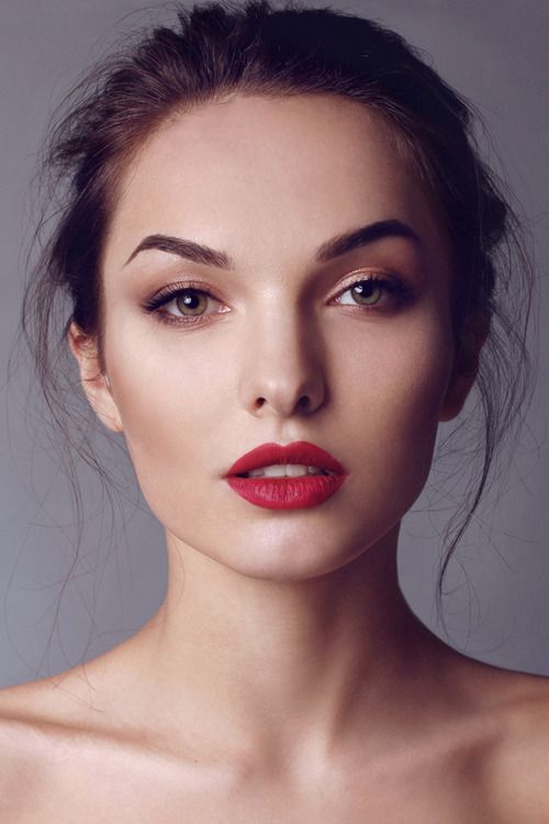simple makeup red lips